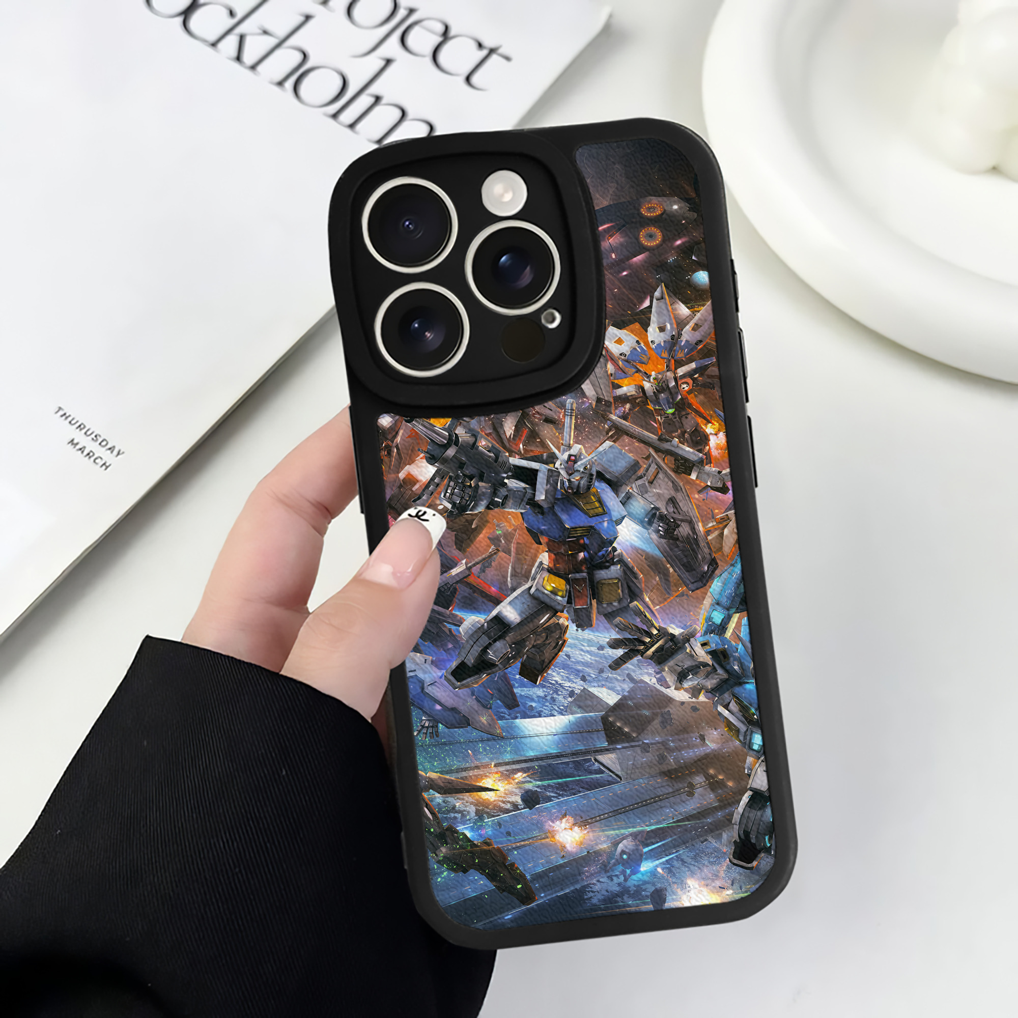 （画像用） 機動戦士ガンダム Mobile Suit Gundam 【iPhone 16シリーズ対応】シリコンスマホケース（レザー調） 材質：シリコン